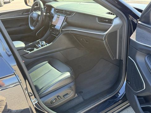 Certified 2024 Jeep Grand Cherokee Limited w/ Black Appearance Package image 24