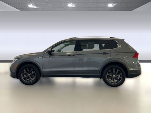 Used 2022 Volkswagen Tiguan SE w/ Panoramic Sunroof Package image 2