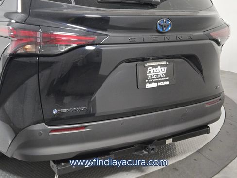 Used 2025 Toyota Sienna XLE Woodland Edition AWD/4WD image 7