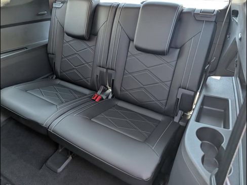 Certified 2025 Volkswagen Atlas SE FWD image 8
