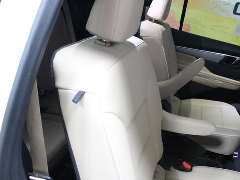 Used 2025 Buick Enclave Preferred w/ Power Package AWD/4WD image 9