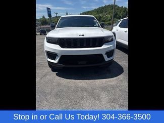 Used 2023 Jeep Grand Cherokee Limited w/ Black Appearance Package AWD/4WD video 1