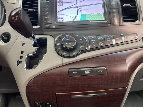 Used 2011 Toyota Sienna XLE w/ Premium Pkg AWD/4WD image 16