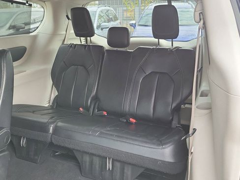 Used 2022 Chrysler Pacifica Touring-L image 23