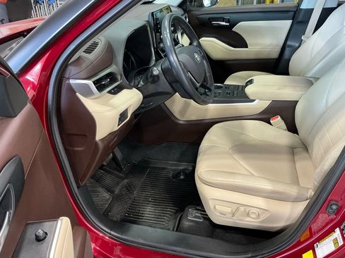 Used 2021 Toyota Highlander XLE AWD/4WD image 12