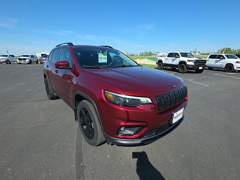 Used 2019 Jeep Cherokee Latitude Plus AWD/4WD image 3