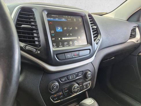 Used 2018 Jeep Cherokee Limited AWD/4WD image 11