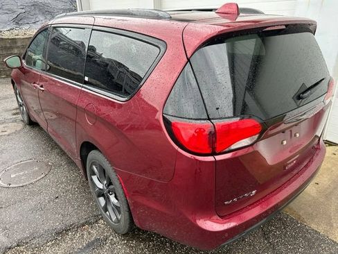 Certified 2019 Chrysler Pacifica Limited w/ S Appearance Package FWD image 4