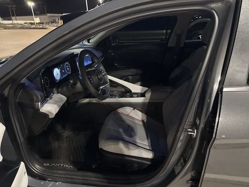 Used 2025 Hyundai Elantra Limited image 7