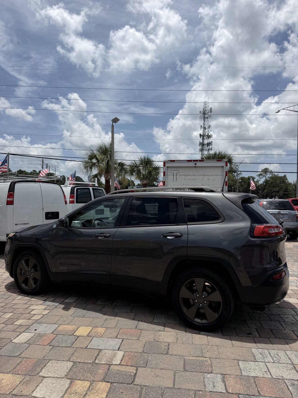 Used 2017 Jeep Cherokee 75th Anniversary FWD image 10