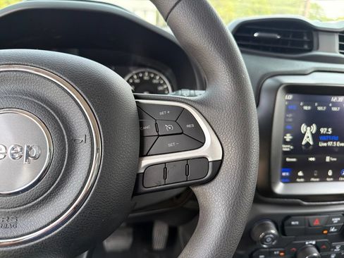 Used 2023 Jeep Renegade Latitude AWD/4WD image 17