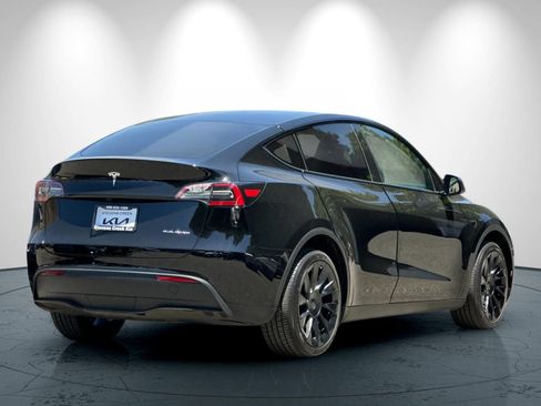 Used 2024 Tesla Model Y Long Range AWD/4WD image 4