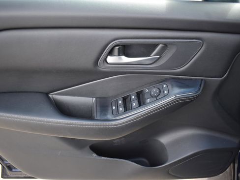 Used 2025 Nissan Rogue SV image 22