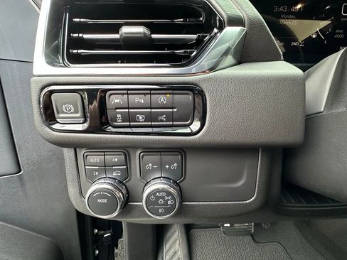 Used 2025 GMC Yukon Denali w/ Sun & Power Step Package image 4