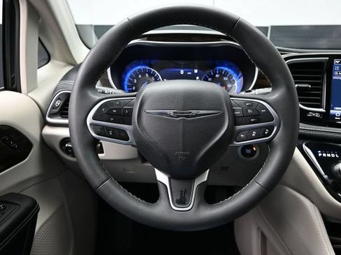 Certified 2024 Chrysler Pacifica Limited FWD image 28