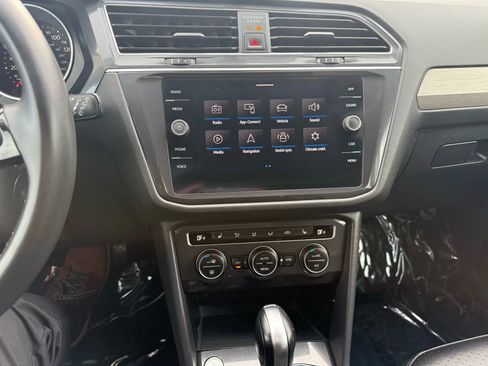 Used 2021 Volkswagen Tiguan SE image 14
