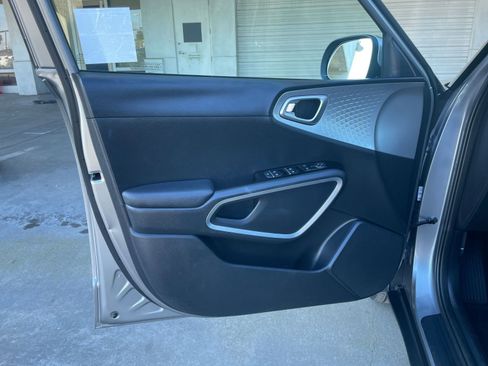 Used 2025 Kia Soul LX w/ LX Technology Package image 18