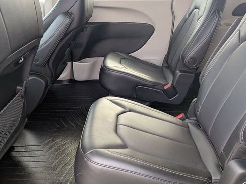 Used 2023 Chrysler Pacifica Touring-L image 23