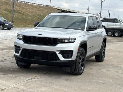 New 2025 Jeep Grand Cherokee Altitude image 11