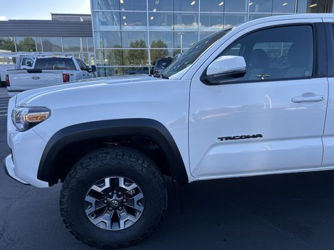 Used 2022 Toyota Tacoma TRD Off-Road AWD/4WD image 9