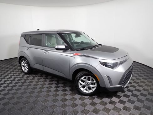 Used 2025 Kia Soul LX w/ LX Technology Package FWD image 5