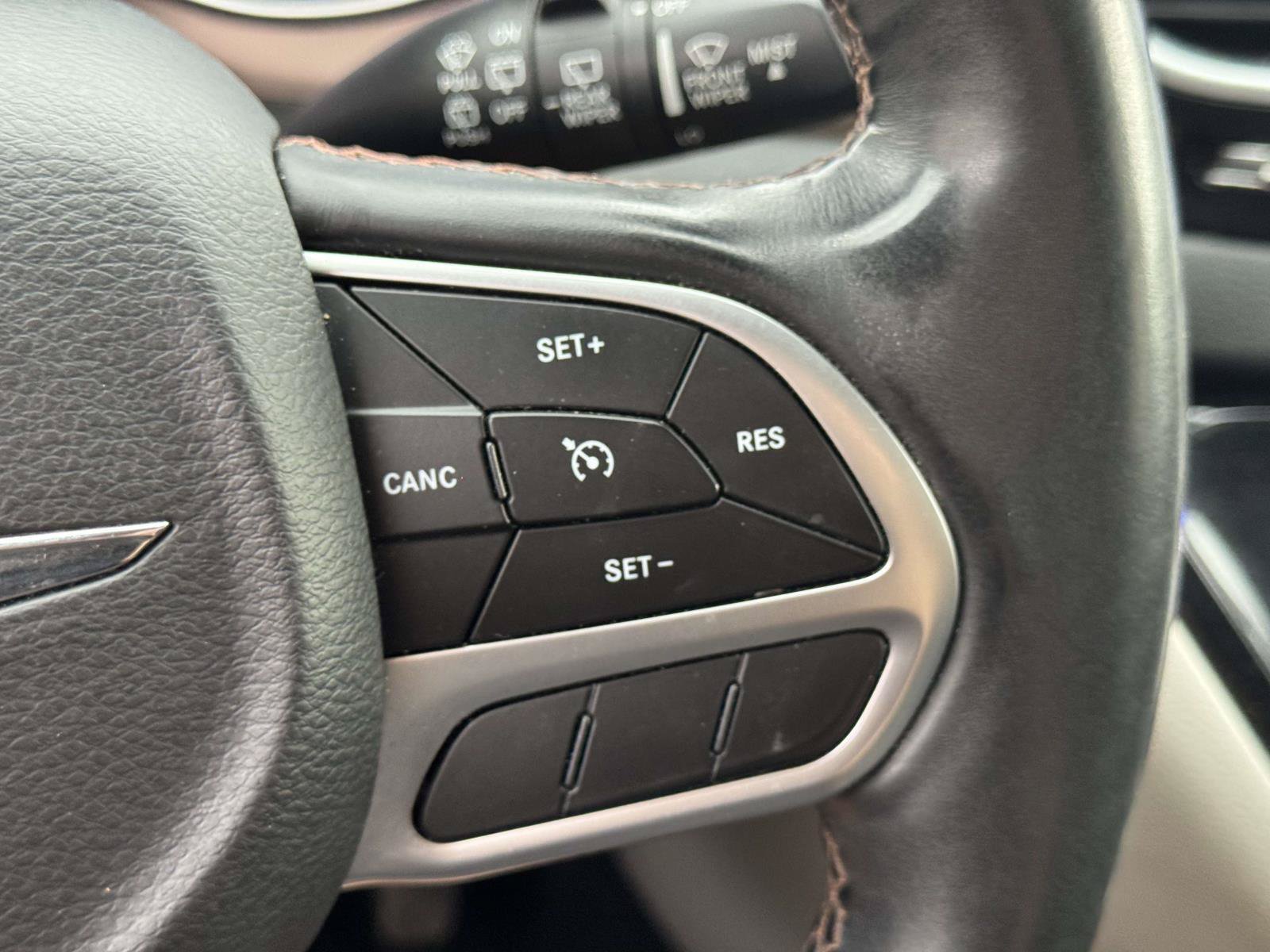 Used 2018 Chrysler Pacifica Touring-L Plus FWD image 19