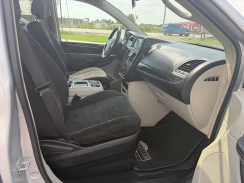 Used 2011 Chrysler Town & Country Touring FWD image 8