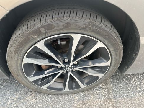 Used 2017 Toyota Corolla SE w/ Carpet Mat Package (TMS) FWD image 4