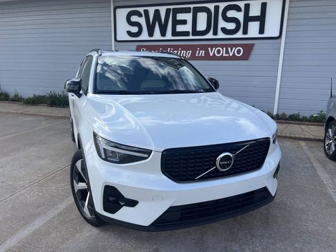 Used 2023 Volvo XC40 B4 Ultimate FWD image 2