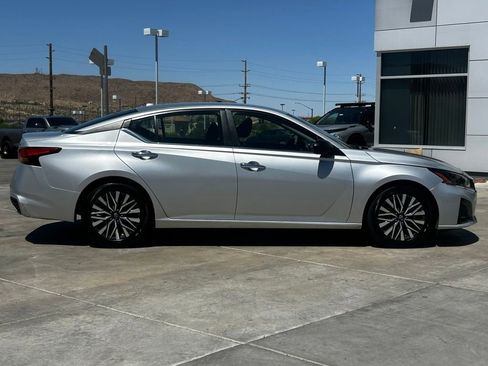 Used 2024 Nissan Altima 2.5 SV FWD image 9