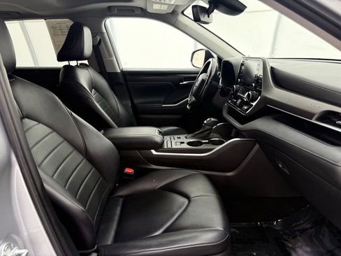 Used 2021 Toyota Highlander XLE image 18