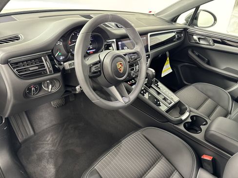 Certified 2025 Porsche Macan Turbo image 4