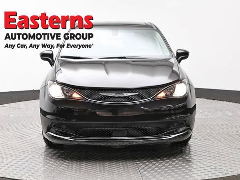 Used 2022 Chrysler Voyager LX FWD image 2