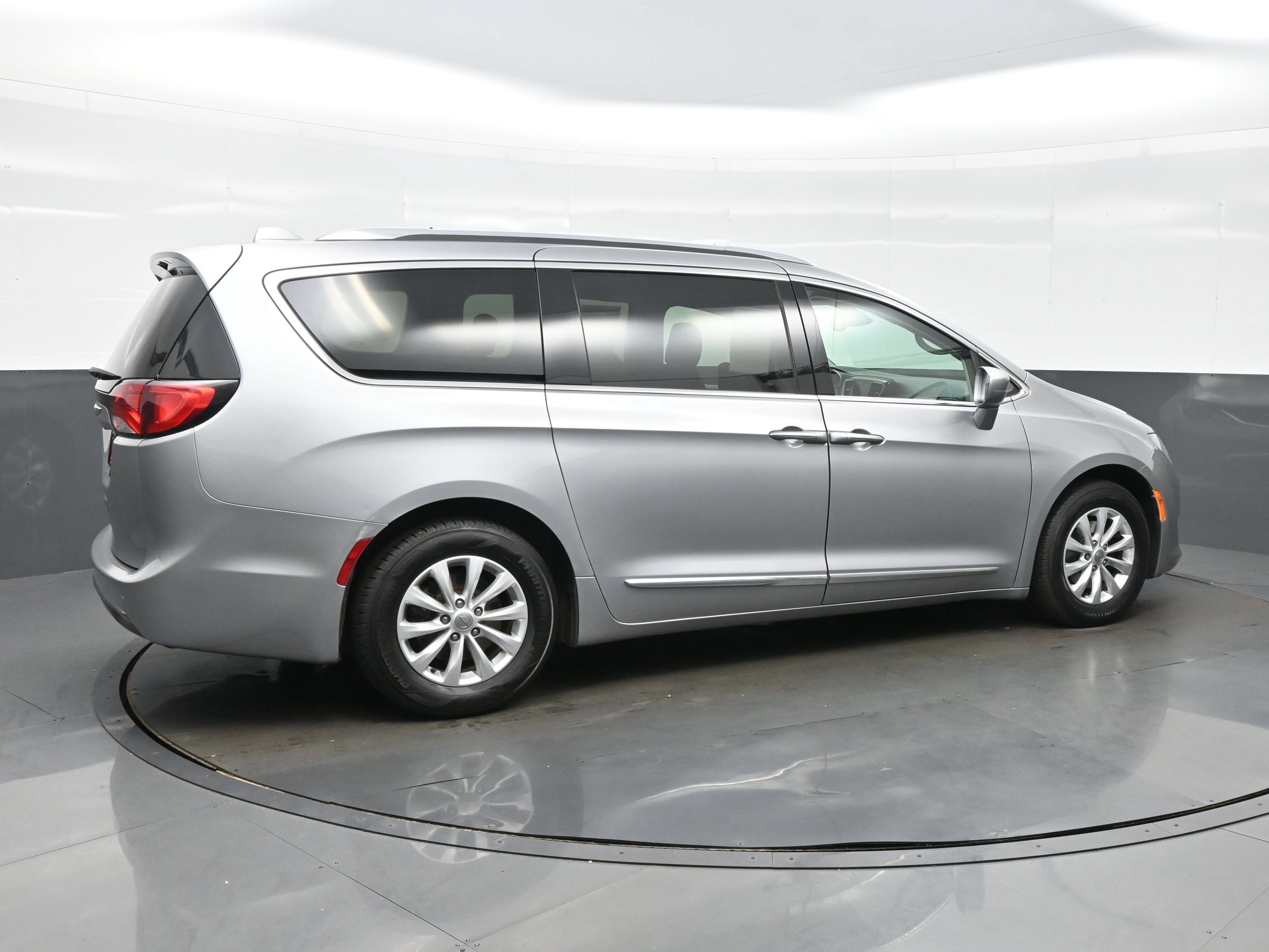 Used 2018 Chrysler Pacifica Touring-L Plus FWD image 6