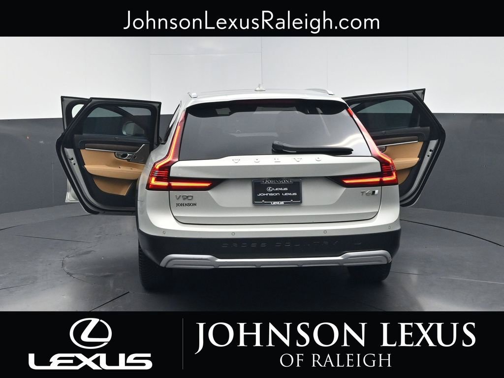Used 2021 Volvo V90 T6 Cross Country AWD/4WD image 30