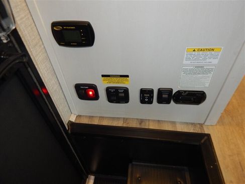 Used 2022 Ford E-450 and Econoline 450 Super Duty w/ Motorhome Prep Package RWD image 33