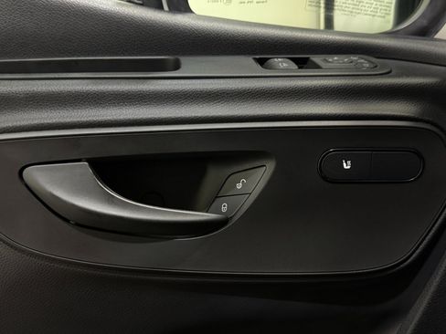 Used 2022 Mercedes-Benz Sprinter 2500 image 12