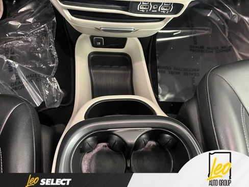 Used 2023 Chrysler Pacifica Touring-L AWD/4WD image 22