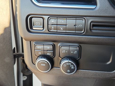 Used 2022 Chevrolet Suburban RST w/ Luxury Package image 18