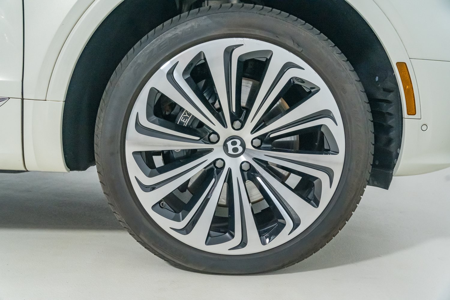 Used 2023 Bentley Bentayga AWD/4WD image 14