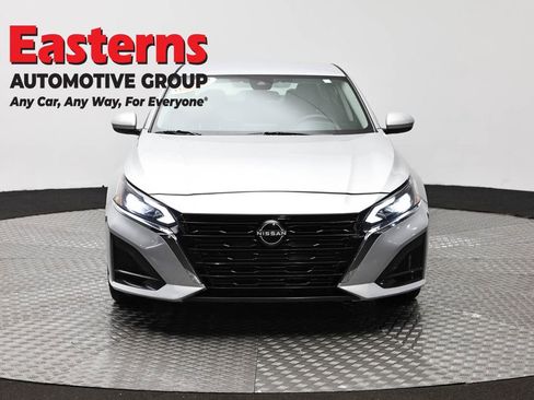 Used 2023 Nissan Altima 2.5 SV FWD image 2