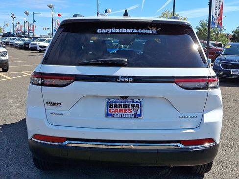 Used 2022 Jeep Grand Cherokee Laredo w/ Luxury Tech Group I image 5