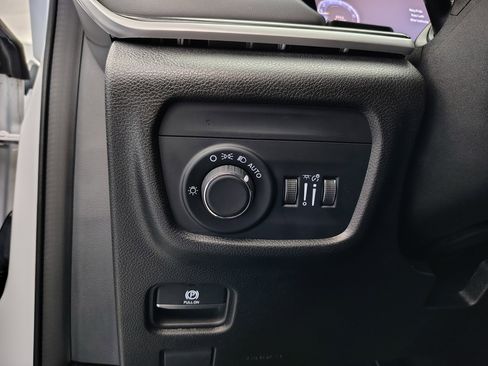 Used 2022 Jeep Grand Cherokee Laredo w/ Luxury Tech Group I image 44