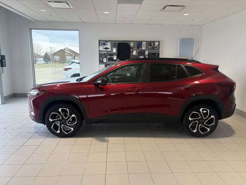 Used 2025 Chevrolet Trax RS w/ Sunroof Package image 2