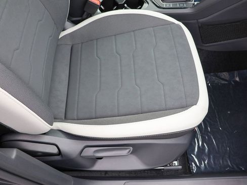 New 2025 Volkswagen Taos SE image 43