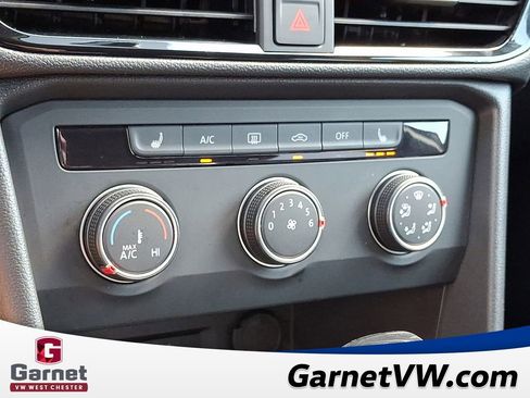 Certified 2022 Volkswagen Taos SE image 16