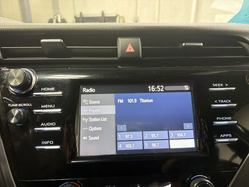Used 2018 Toyota Camry SE image 22
