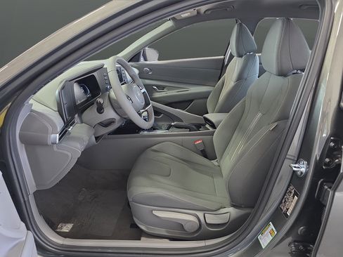 Used 2025 Hyundai Elantra Sport FWD image 4
