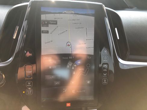 Used 2017 Toyota Prius Prime Advanced FWD image 12