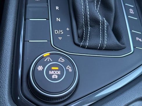 Used 2021 Volkswagen Tiguan SE R-Line image 46